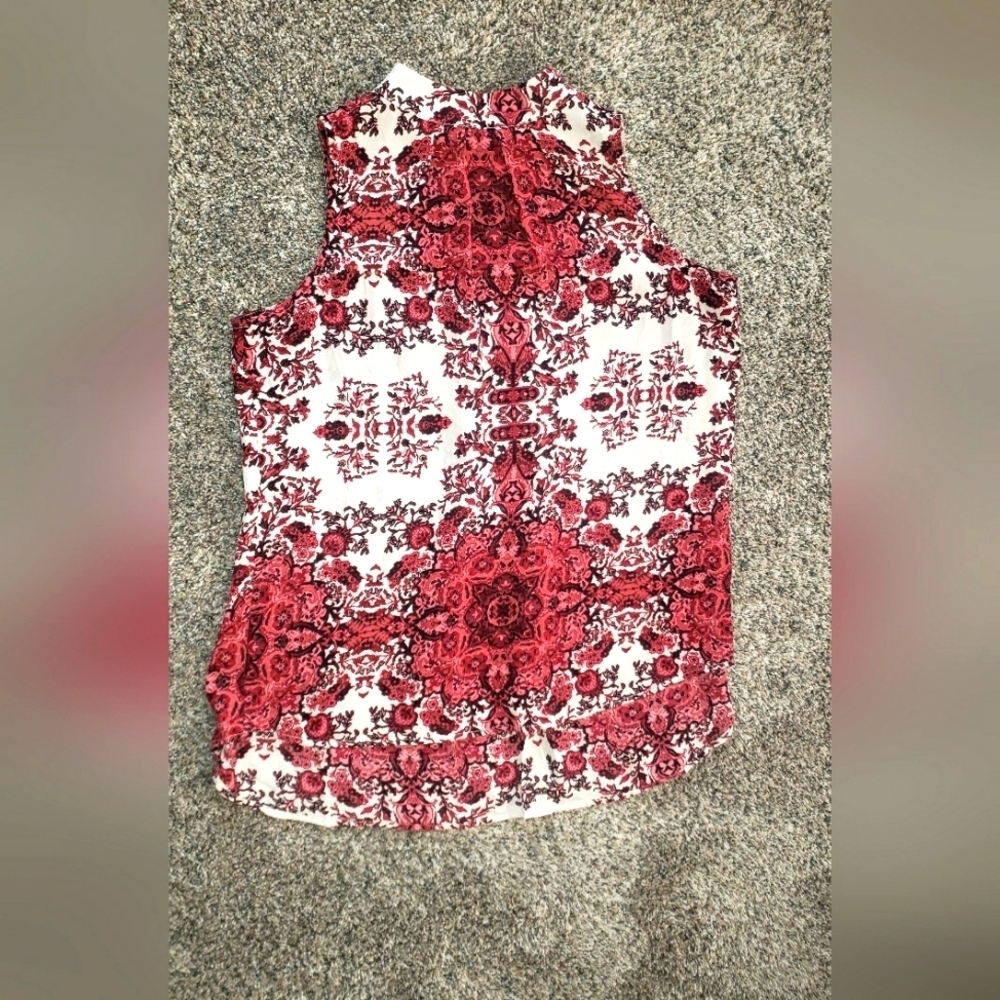 Violet & Claire| Sleeveless Floral Blouse